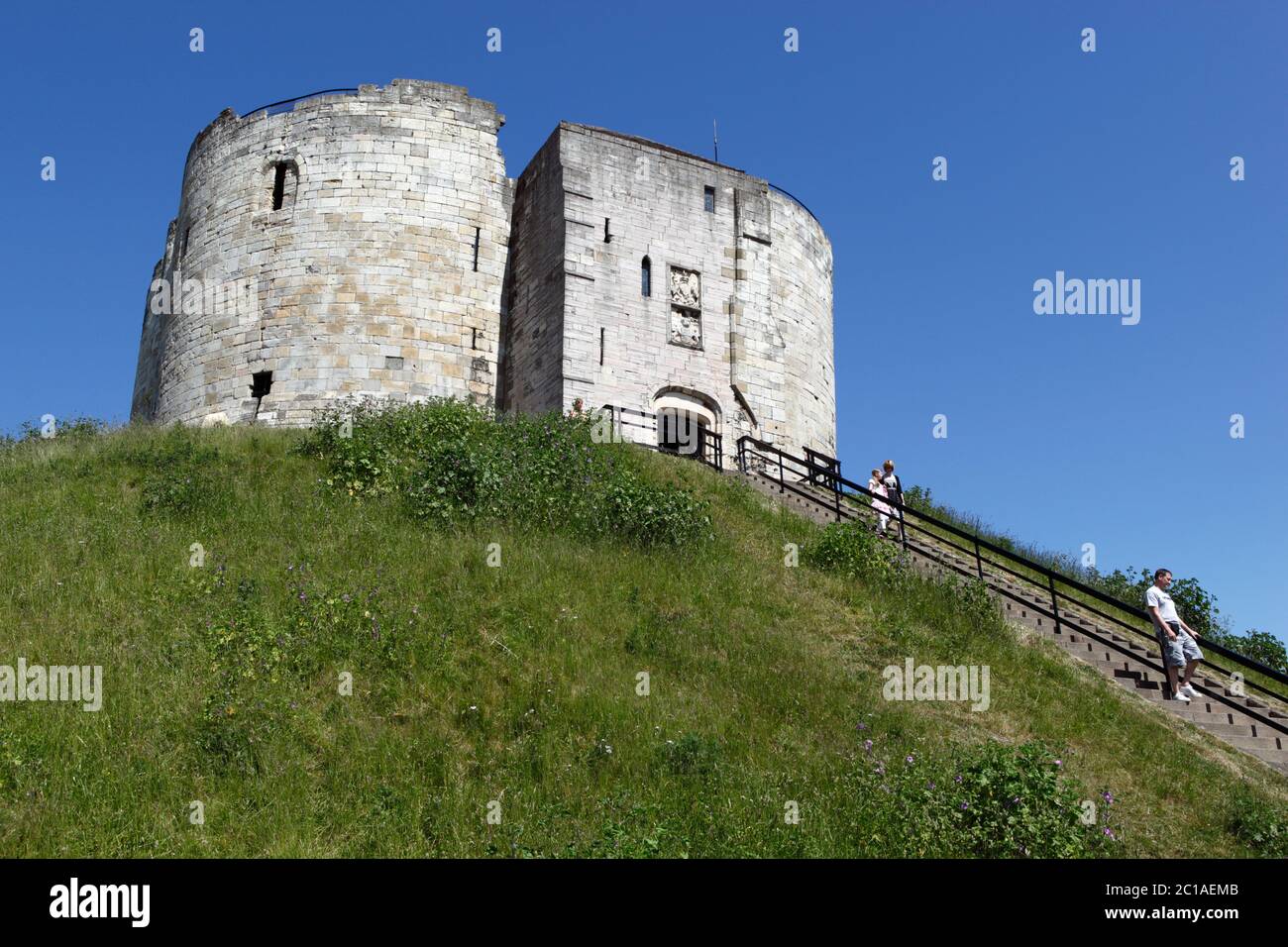 Clifford`s Tower erbaut auf einem Hügel, wo einst ein Holzschloss aus dem 11. Jahrhundert stand, York, Yorkshire, England, Großbritannien, Europa Stockfoto